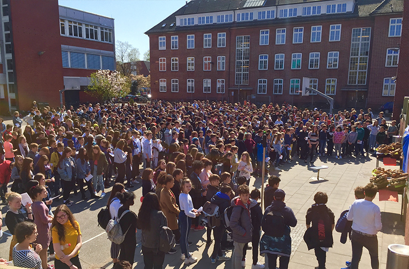 Gründonnerstag an der Sankt-Ansgar-Schule: Brotteilung auf dem Pausenhof
