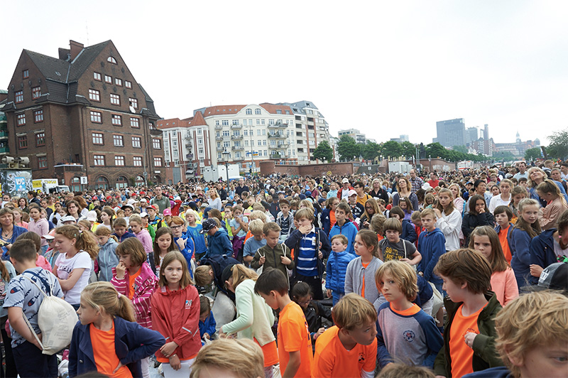 Tausende Schüler feiern Fronleichnamsgottesdienst mit Erzbischof Heße auf dem Hamburger Fischmarkt