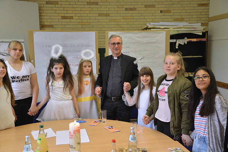 „Ihr seid die besten Werbeträger für Eure Schule!“ – Erzbischof Heße besucht Fundraising-AG der Katholischen Schule Harburg