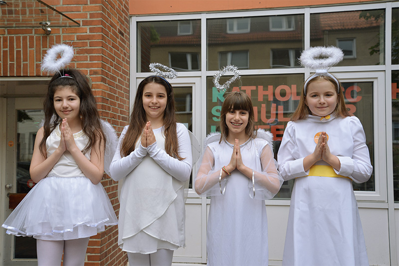 „Ihr seid die besten Werbeträger für Eure Schule!“ – Erzbischof Heße besucht Fundraising-AG der Katholischen Schule Harburg