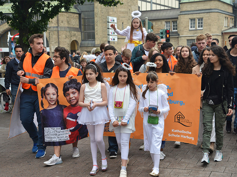 „Schutzengel gesucht“: Harburger Schüler demonstrieren vor dem Rathaus für den Erhalt ihrer Katholischen Schule