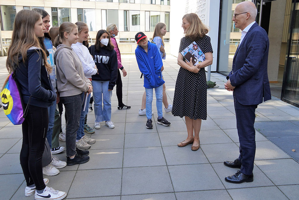 „Können Sie mal so gucken?“ Hamburgs Bürgermeister im Gespräch mit Fünftklässler_innen der Sophie-Barat-Schule